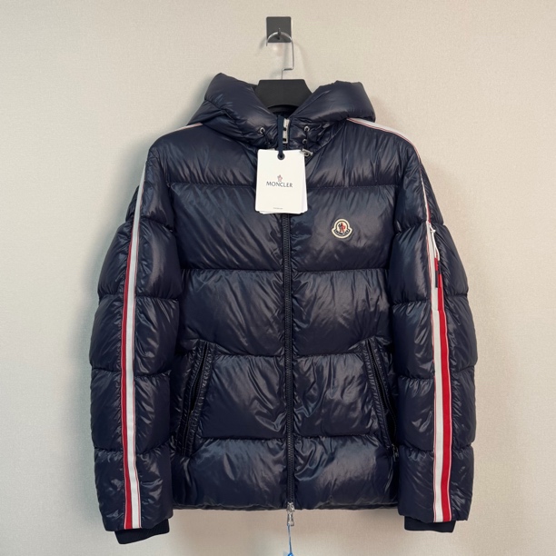 未使用 MONCLER 盟可睐新款彩条徽标连帽羽绒服/3码/带吊/价17750