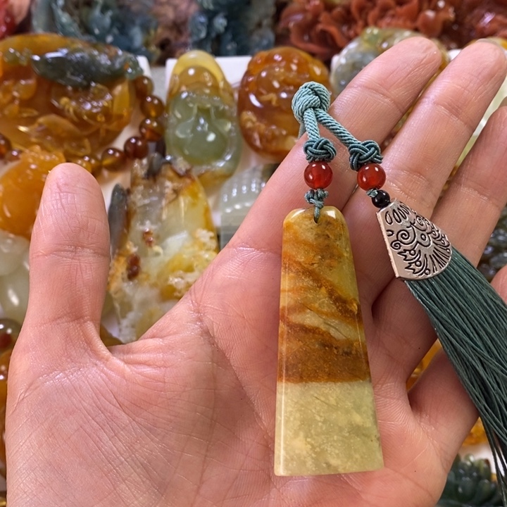 蛇纹石玉未镶嵌颈饰