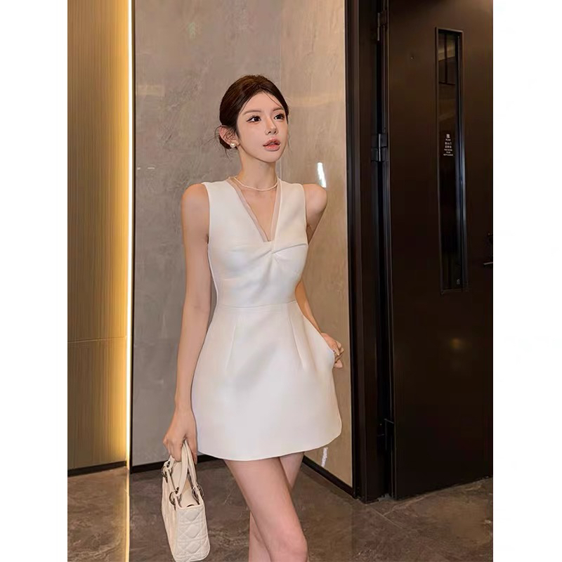 设计感小众收腰显瘦V领连衣裙夏季高级感气质无袖裙子
