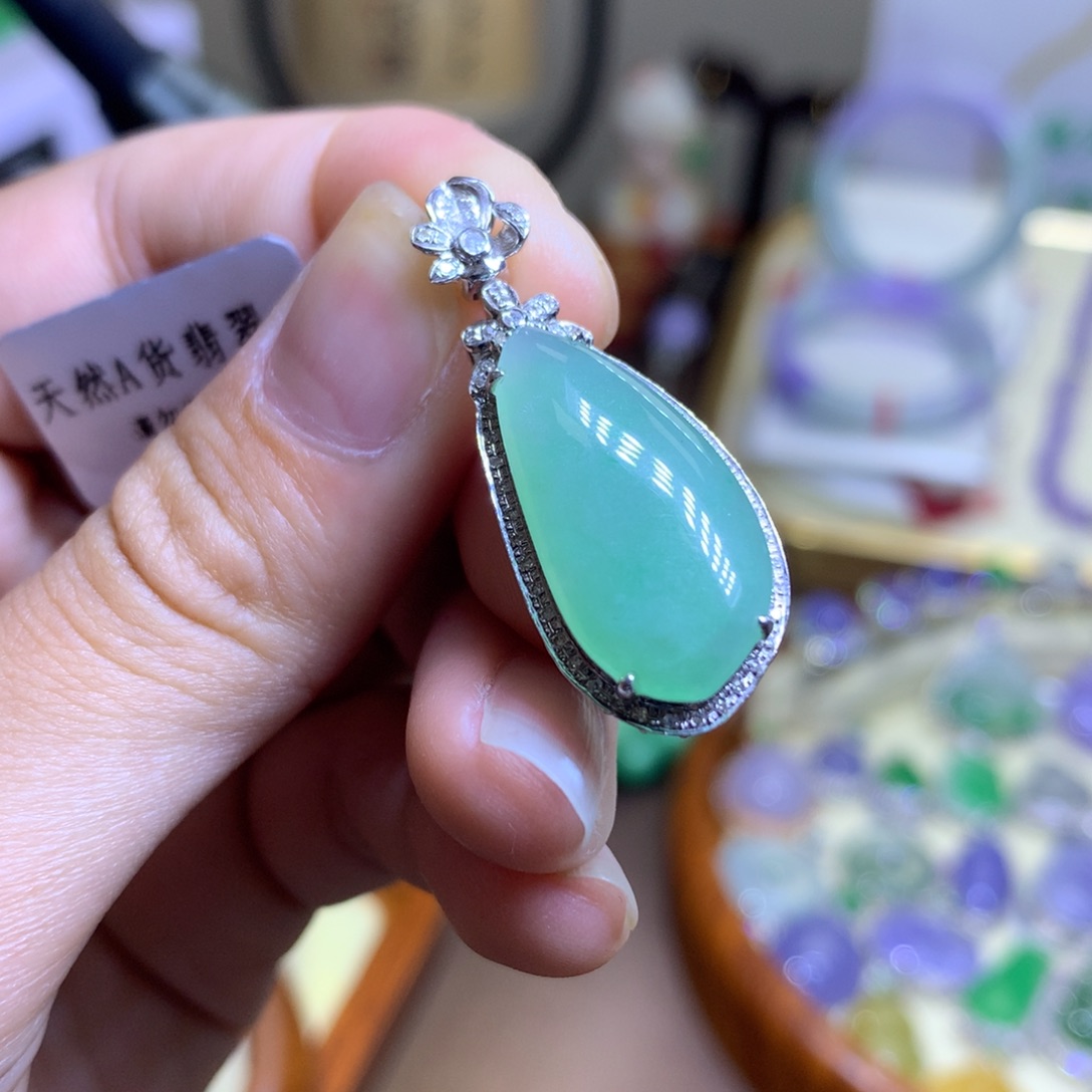 翡翠18K金镶嵌颈饰翡翠