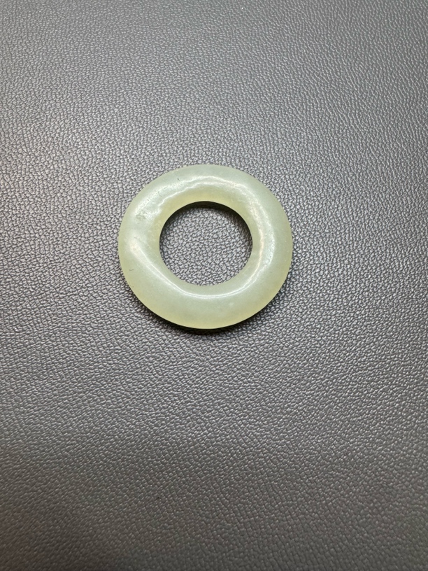 非金属玻璃吊坠 老和田玉小环，直径2.4左右，全品没毛病