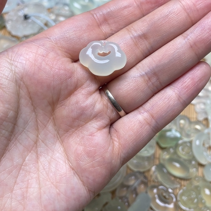 蛇纹石玉颈饰未镶嵌