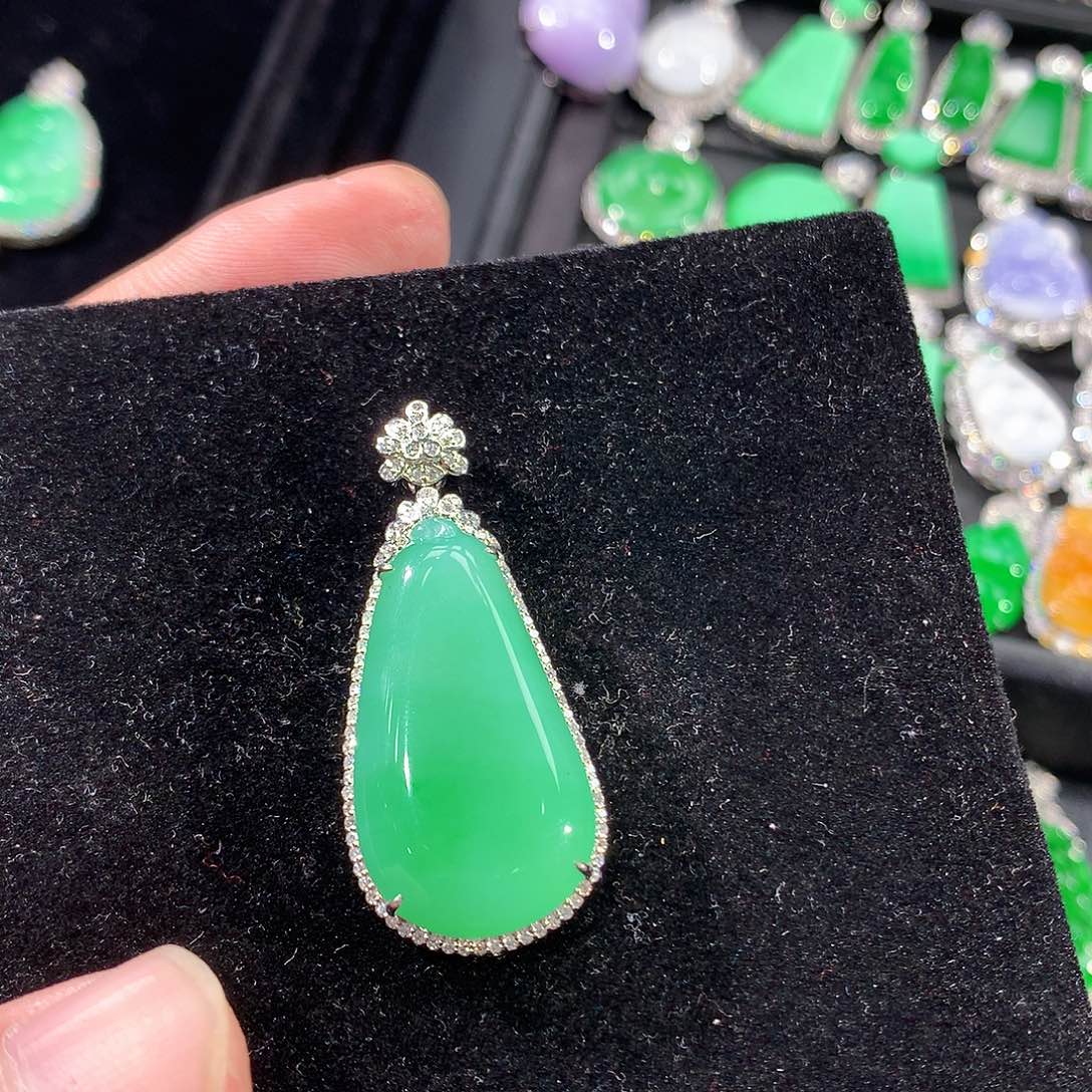 翡翠18K金镶嵌颈饰