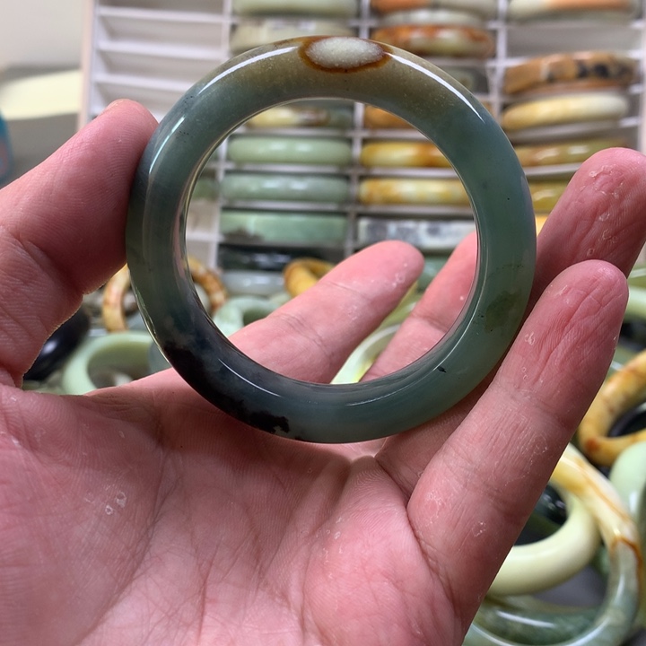 蛇纹石玉手镯未镶嵌