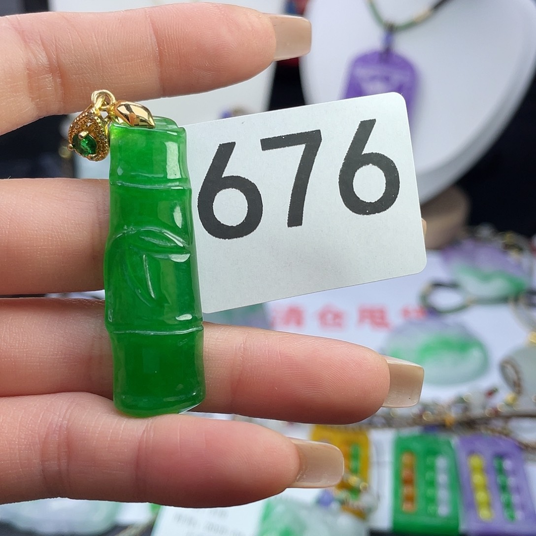 翡翠未镶嵌吊坠(赠链)