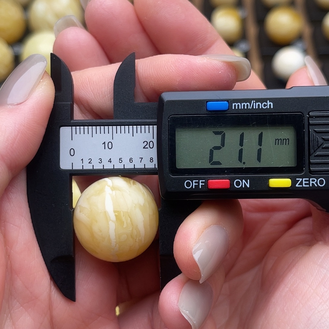 红***蝶琥珀未镶嵌裸石蜜蜡微瑕虎皮纹圆珠鸽