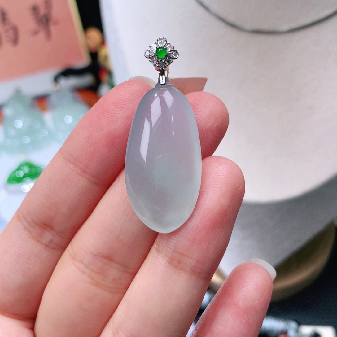 颈饰18K金镶嵌翡翠福瓜