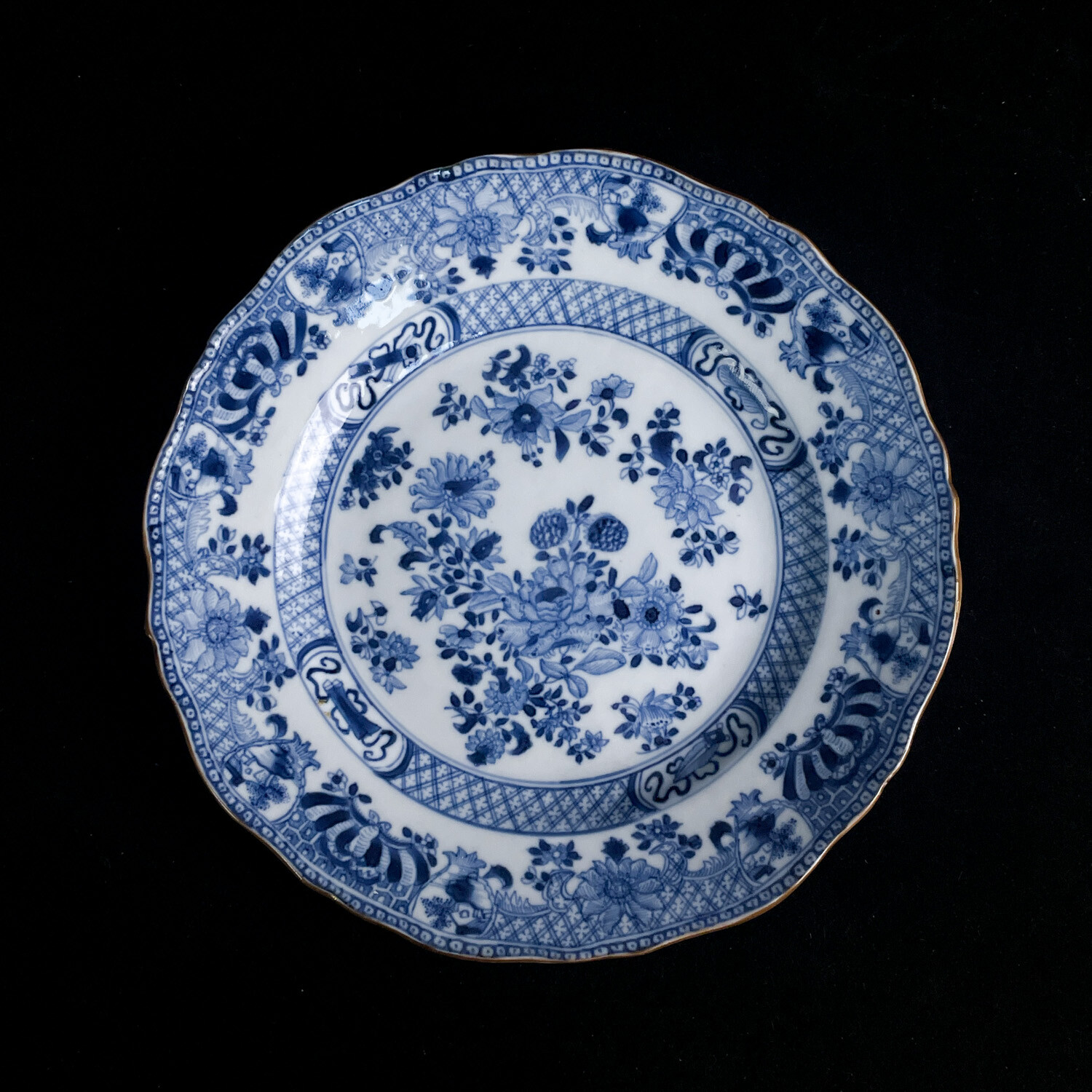 M25LX003C16 - 清乾隆 青花折枝花卉菱口盘