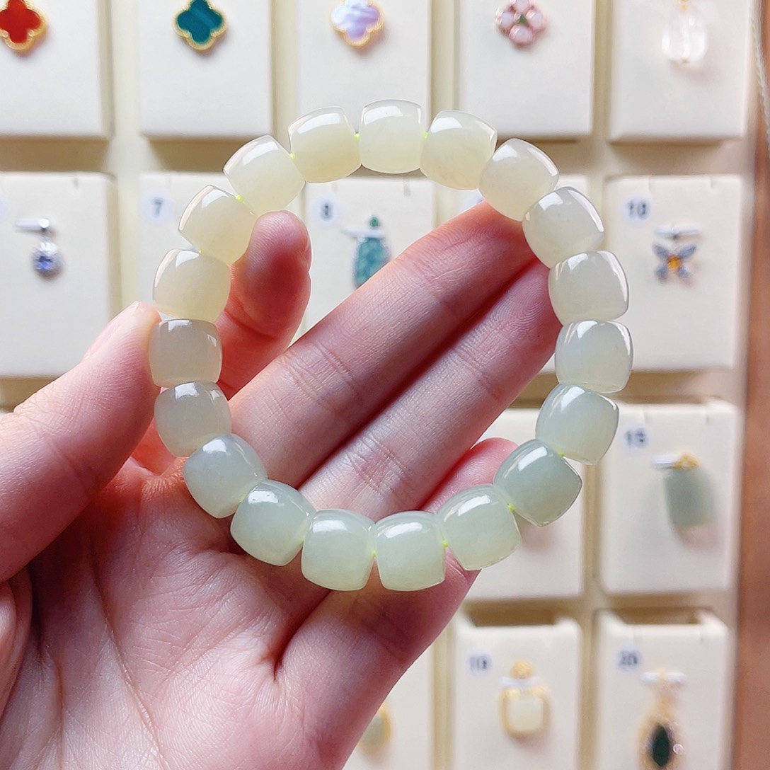 和田玉未镶嵌吊坠(赠链)