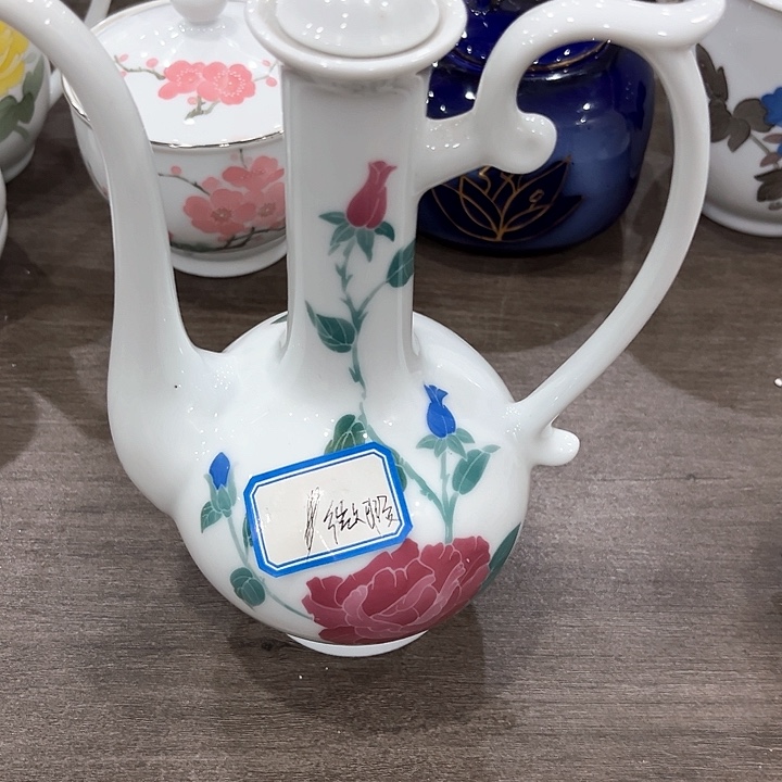 釉下五彩的瓷器和瓷器