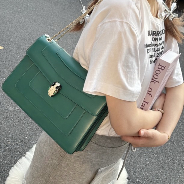 99新 BVLGARI/宝格丽 中号祖母绿蛇头风琴链条单肩包