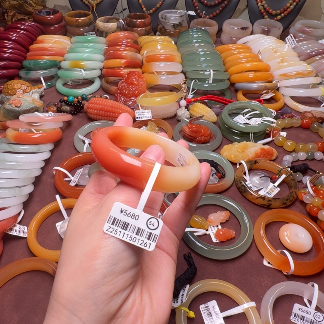 凯***丽石英岩玉未镶嵌手镯