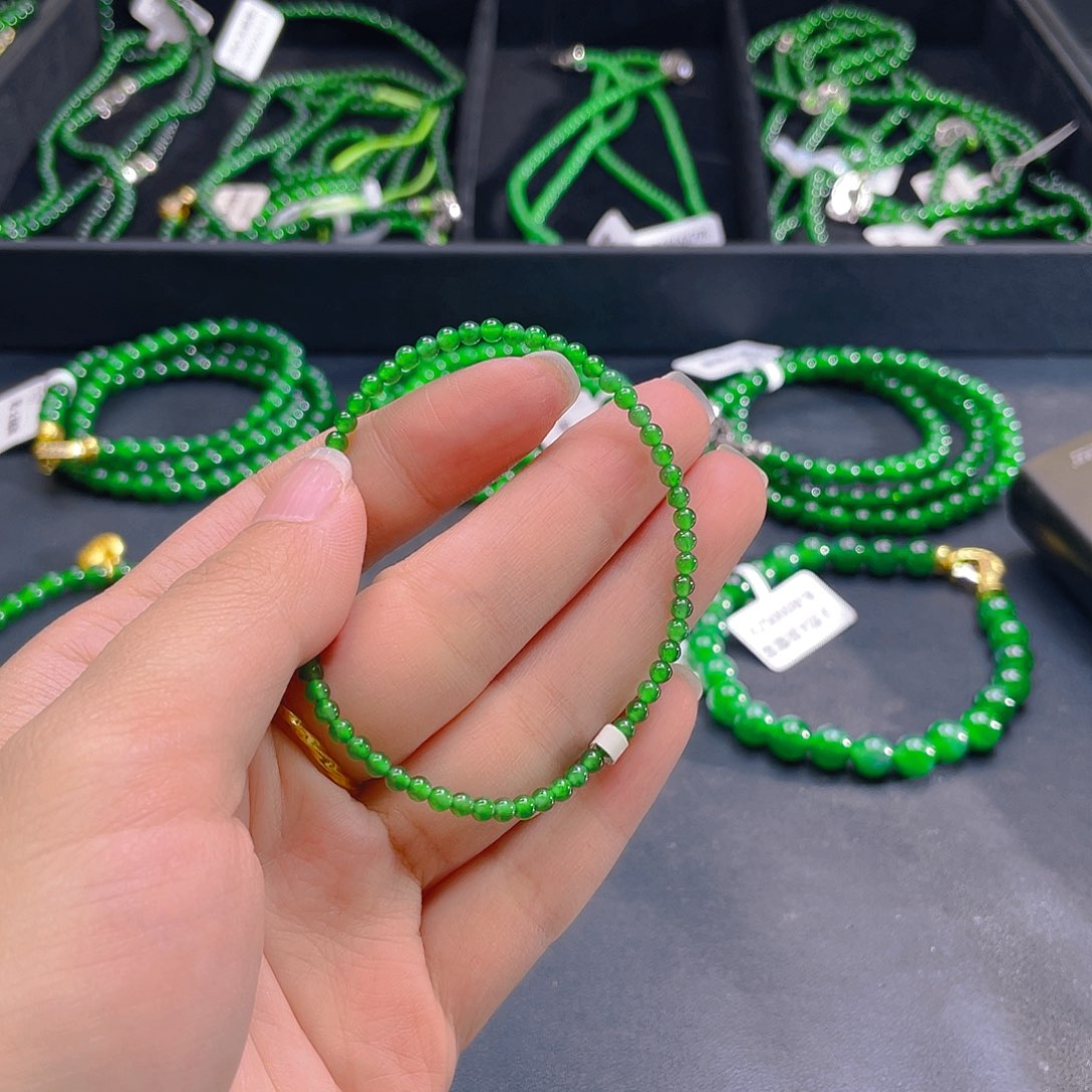 翡翠未镶嵌颈饰   