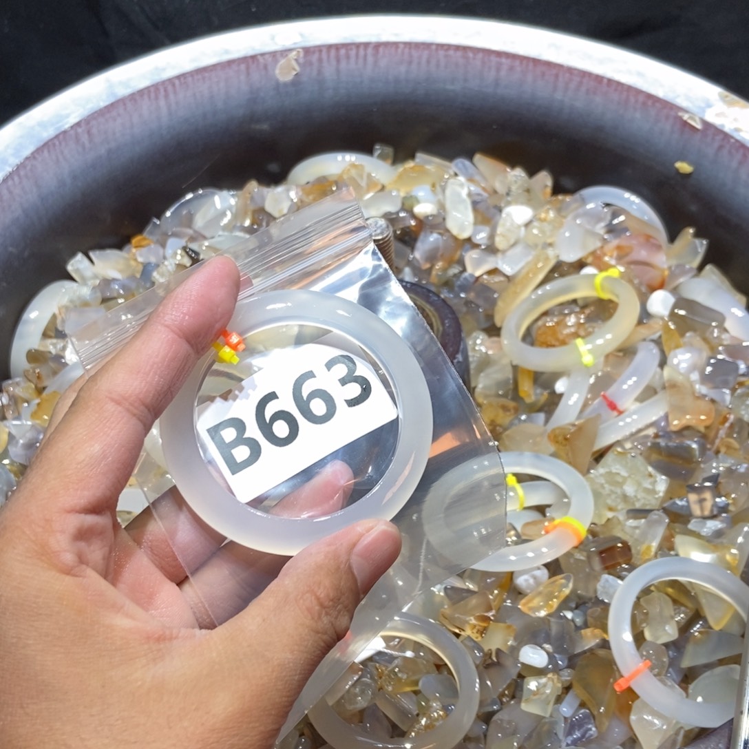 戴****玛瑙/玉髓未镶嵌手镯