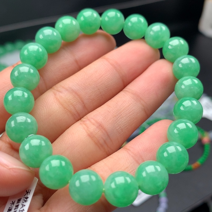 翡翠手镯未镶嵌卡