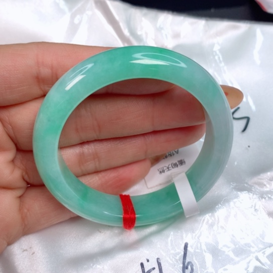 翡翠手镯未镶嵌…………