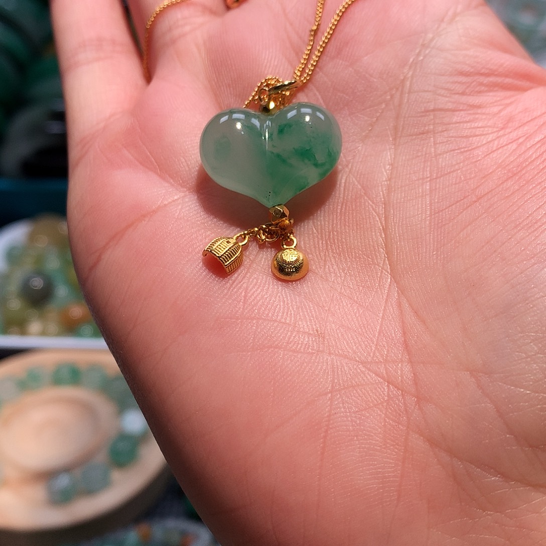 石英质玉未镶嵌颈饰