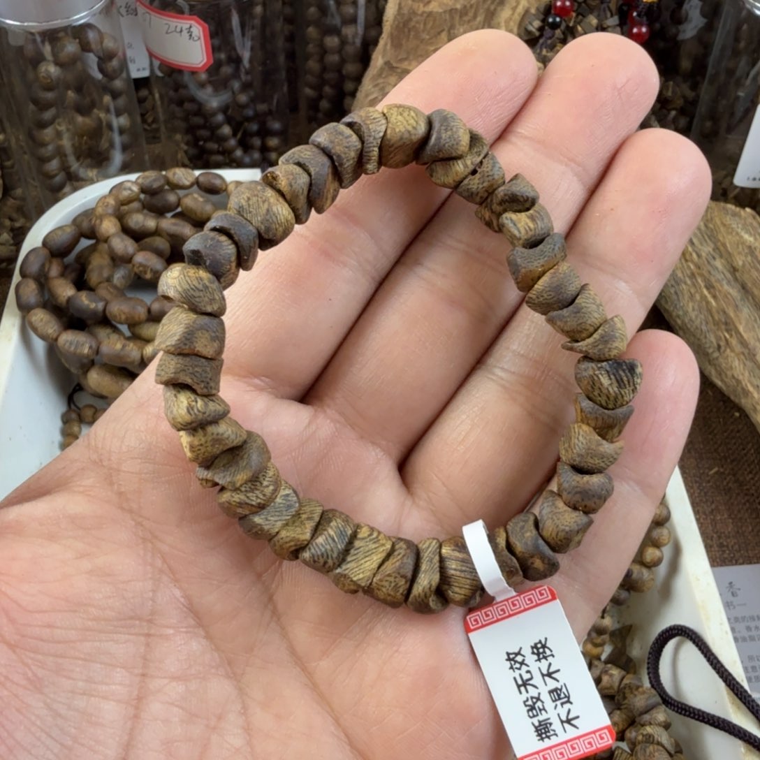 沉香沉香碎屑高油脂：奇楠沉香乌身圆叶品种随型包壳单圈9.5克
