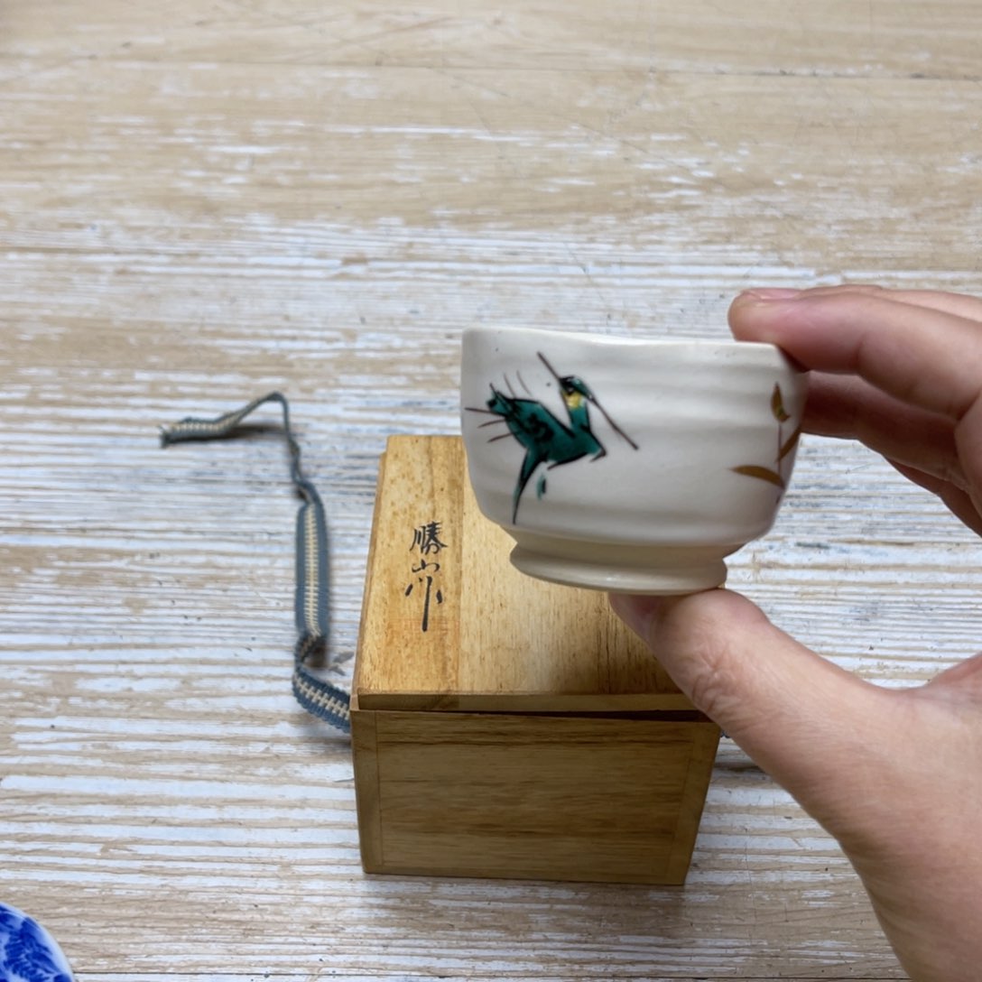 瓷片密密麻麻地排列着一个