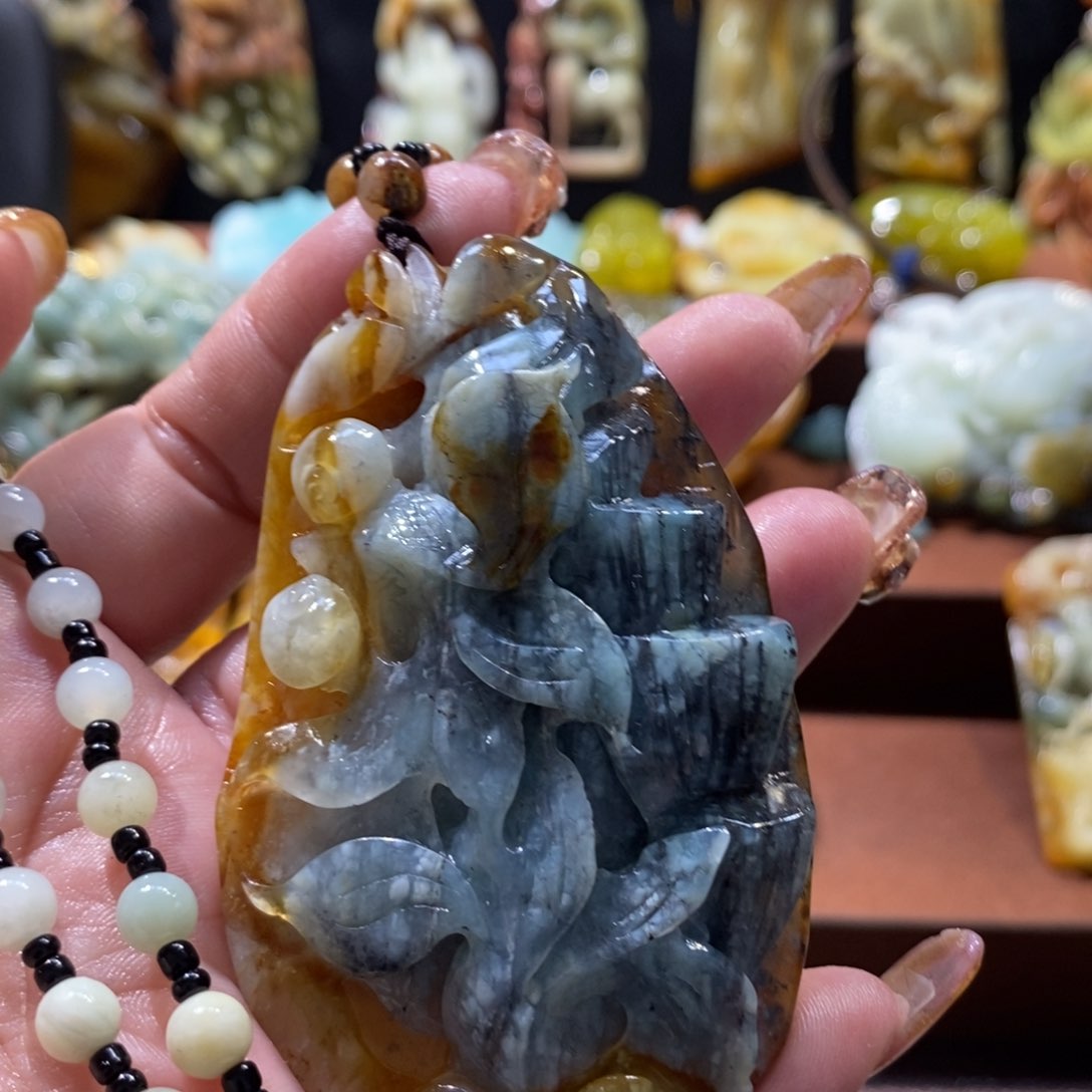 蛇纹石玉颈饰未镶嵌