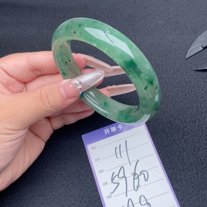 石英质玉（非洲翠）手镯未镶嵌111