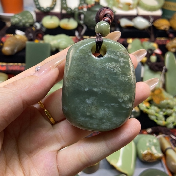 未镶嵌岫岩老玉（透闪石质玉）把件