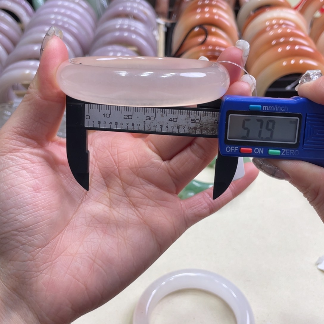 未镶嵌手镯石英质玉