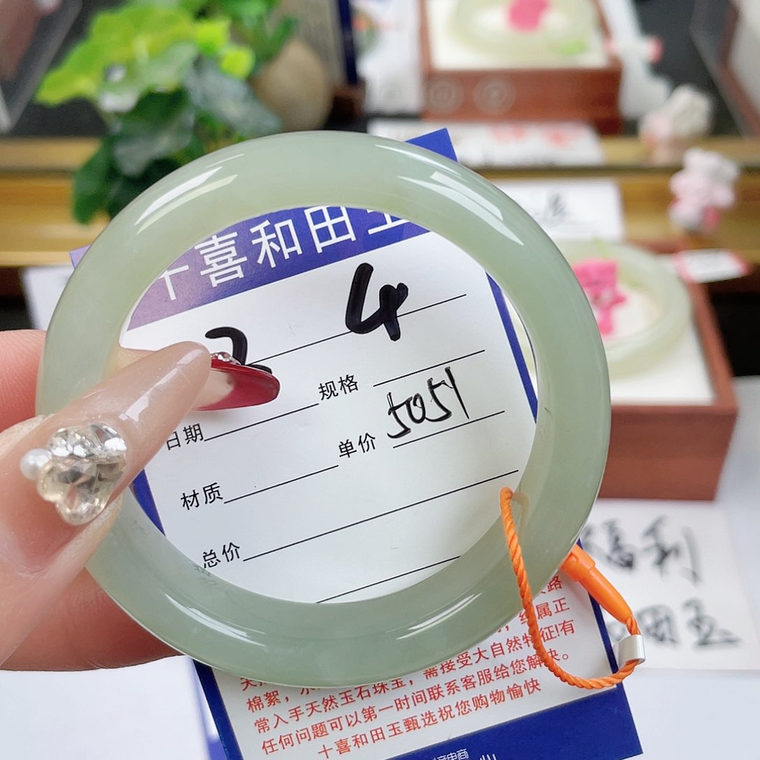 和田玉手镯未镶嵌木****?