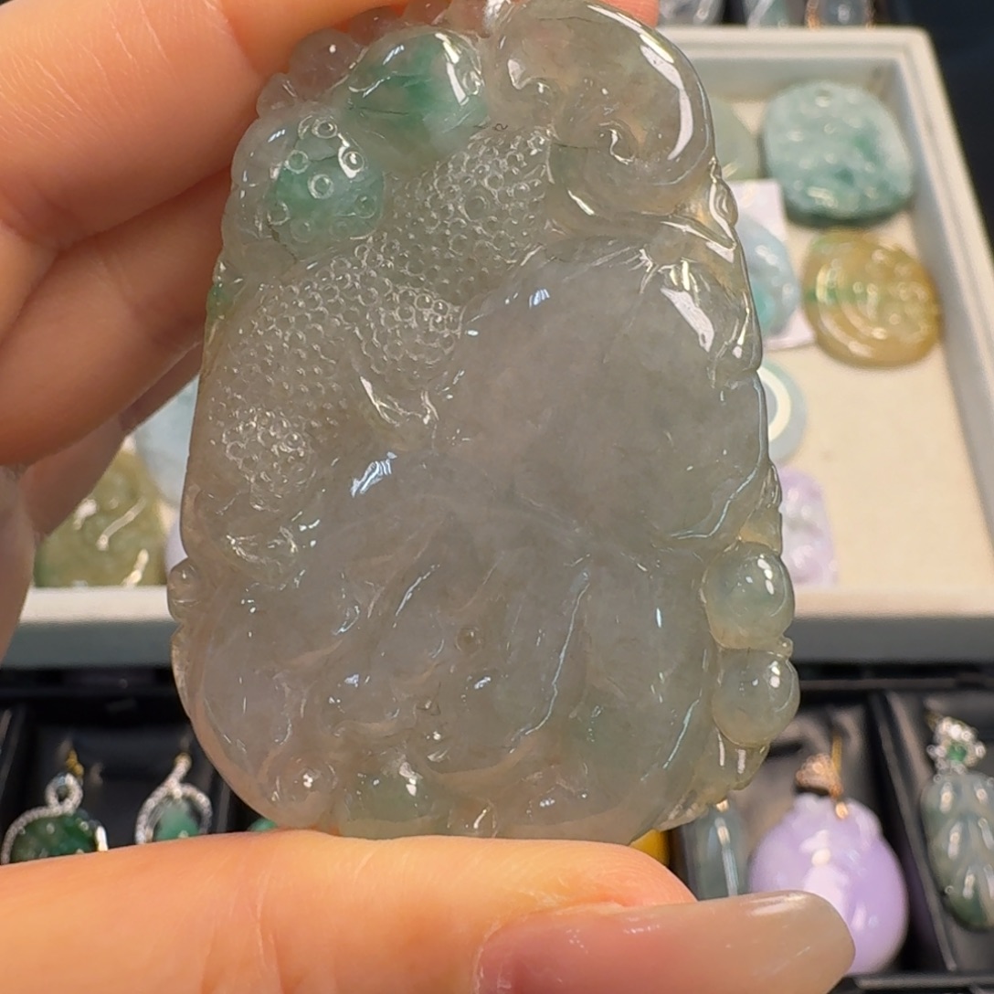 翡翠未镶嵌颈饰佛手瓜