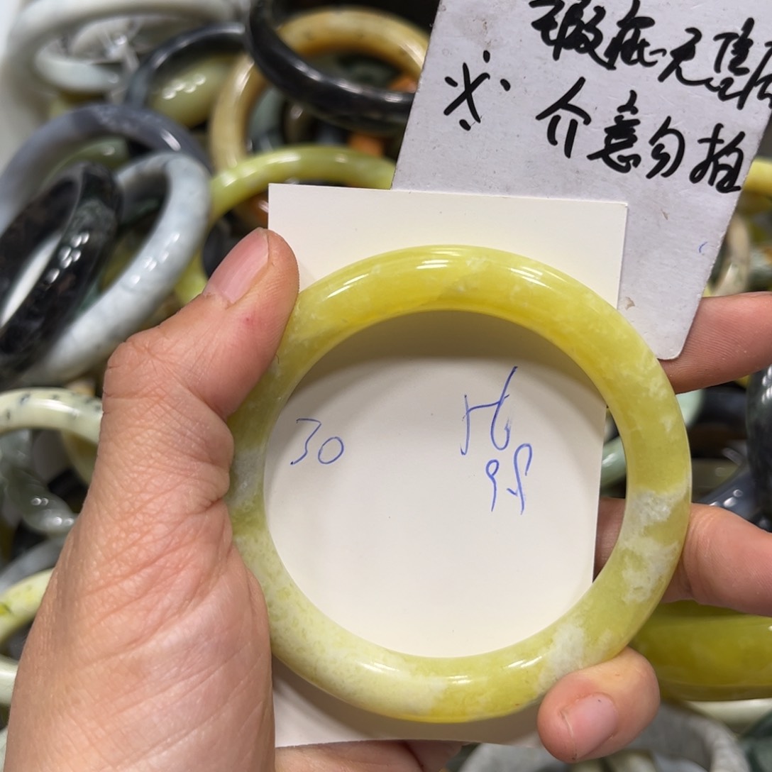 蛇纹石玉手镯未镶嵌