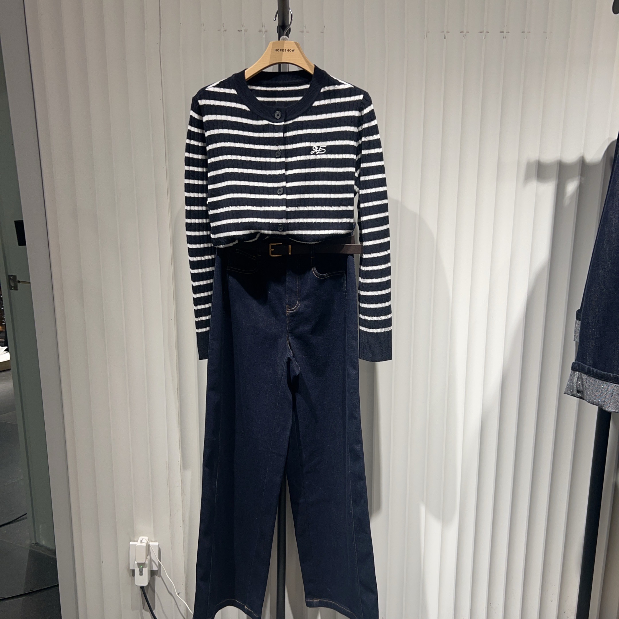 【银泰百货奥莱WH】红袖女士时尚百搭秋冬季节牛仔裤 89425371311