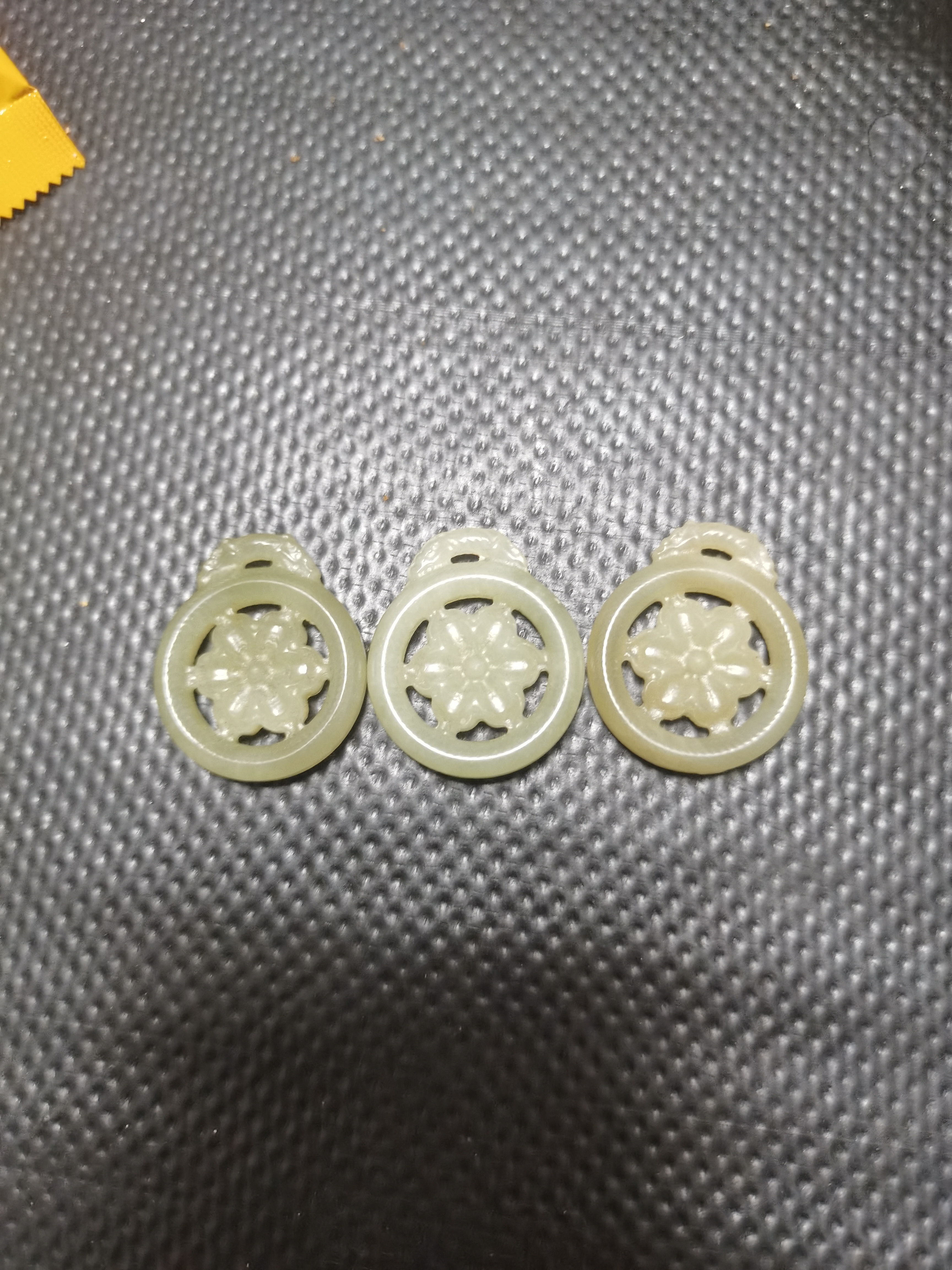 新疆和田玉吊坠。