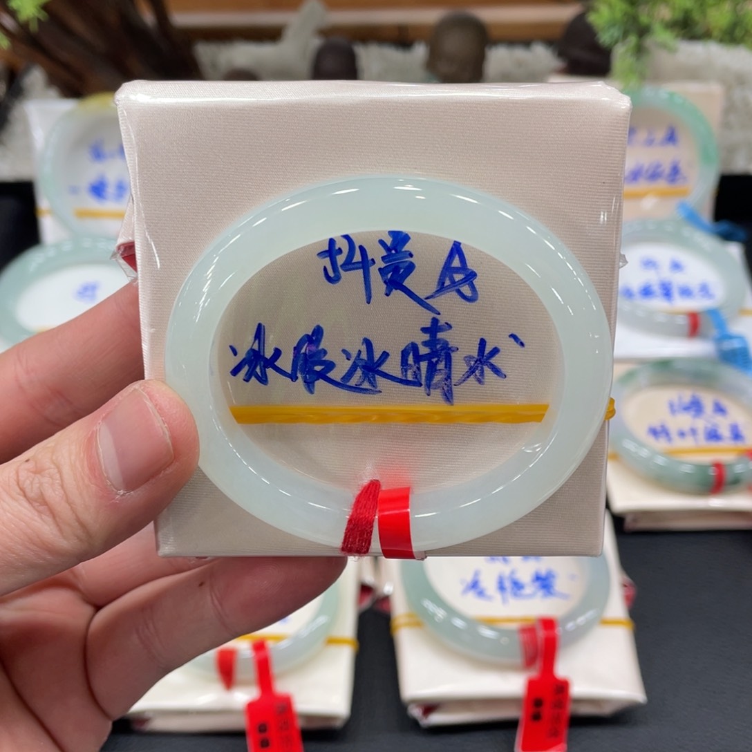 翡翠手镯未镶嵌翡翠