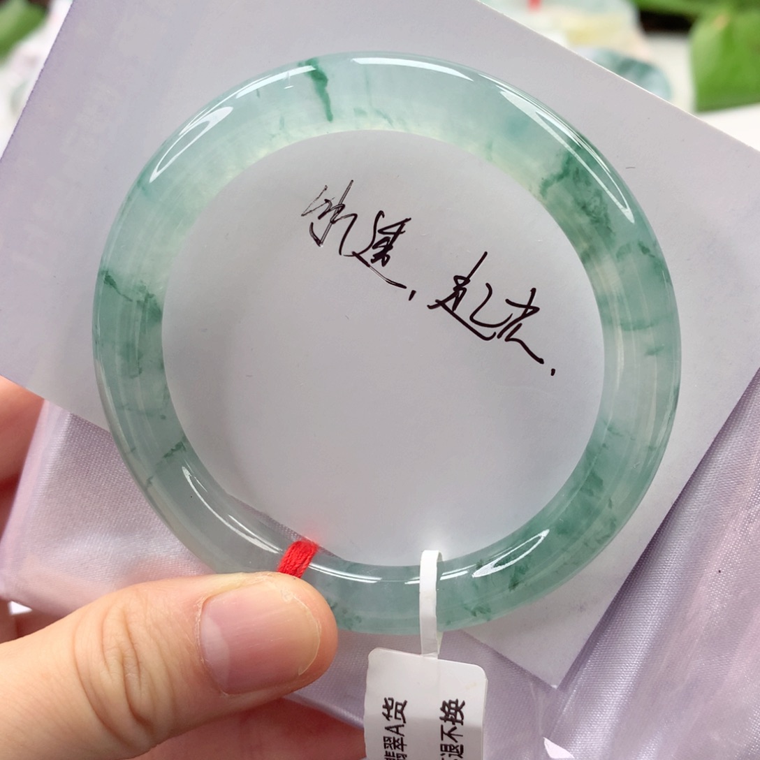 翡翠手镯（圆镯）未镶嵌冰透，起光。小小