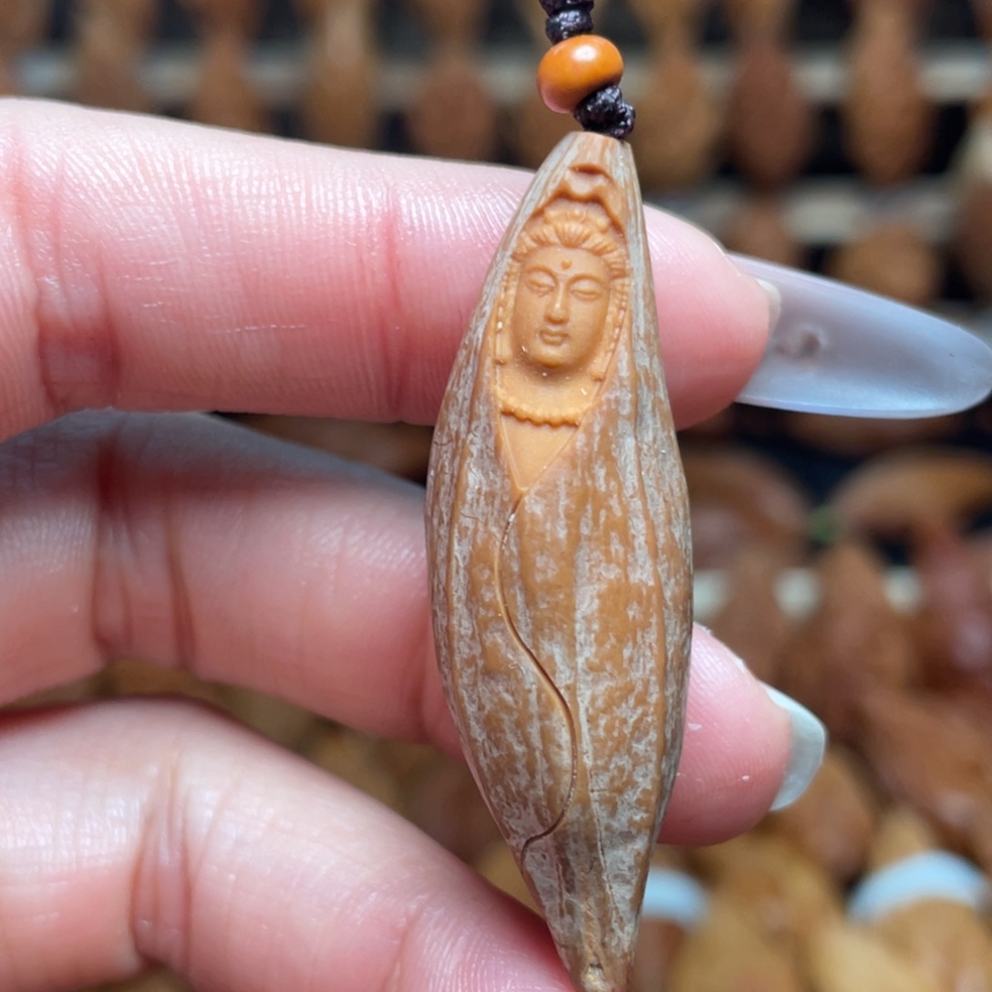 把件橄榄核包衣观音