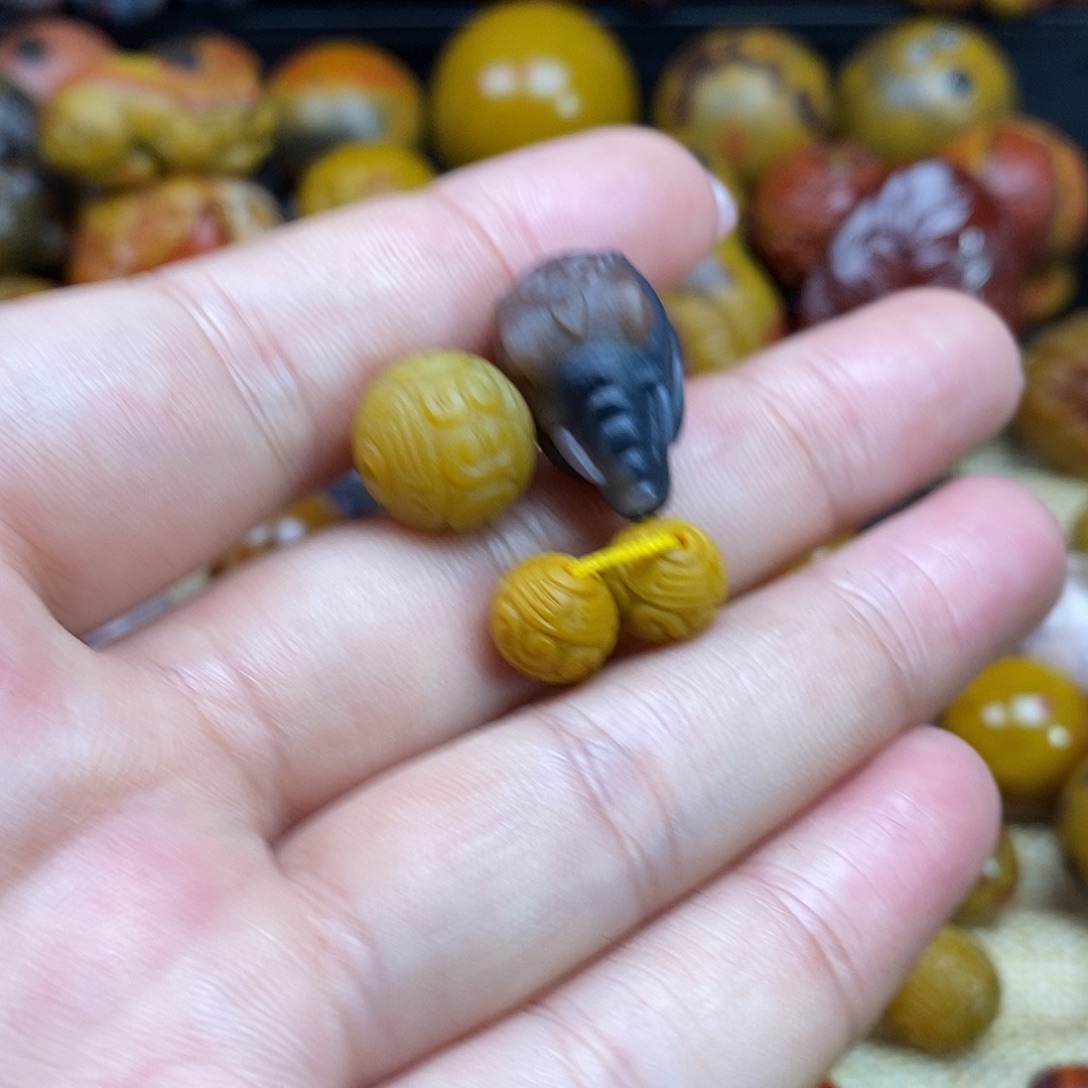 王***珣玛瑙/玉髓未镶嵌战国红玛瑙