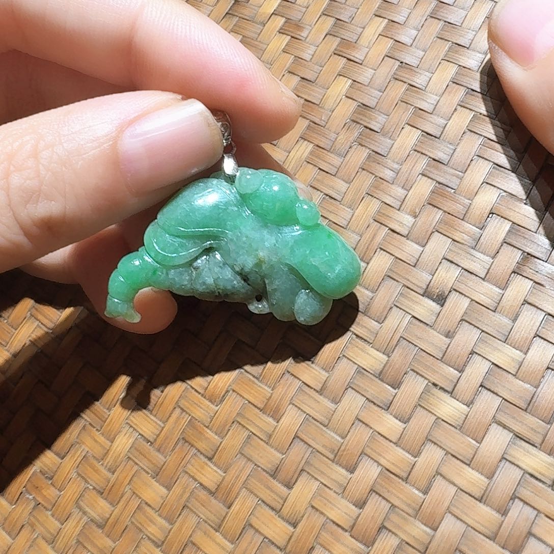 颈饰未镶嵌翡翠个性十足