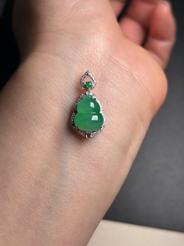 天然翡翠A货18k金镶嵌冰种满绿葫芦吊坠