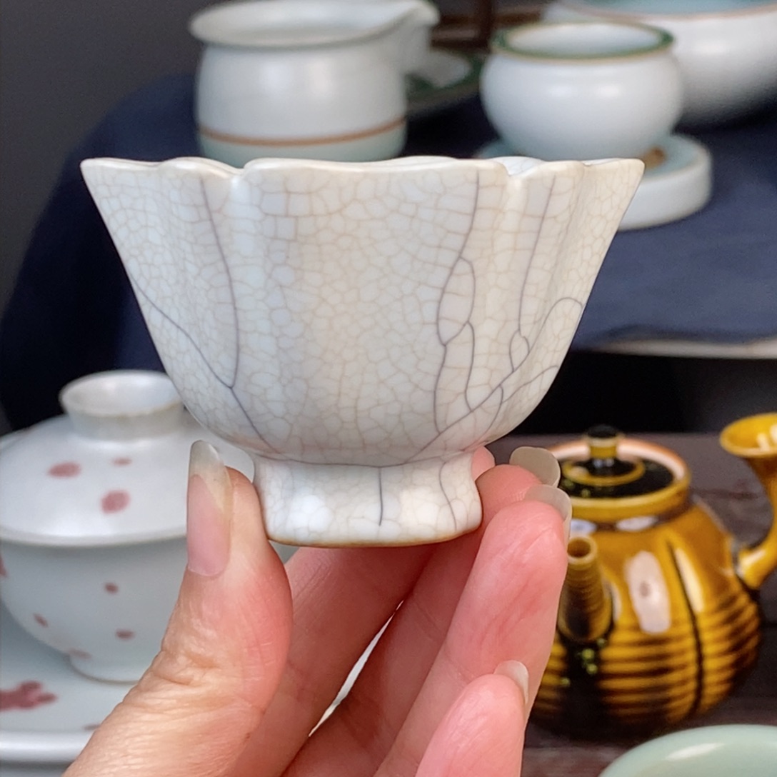 朱砂胎月白传世哥窑 金丝铁线 花口杯 