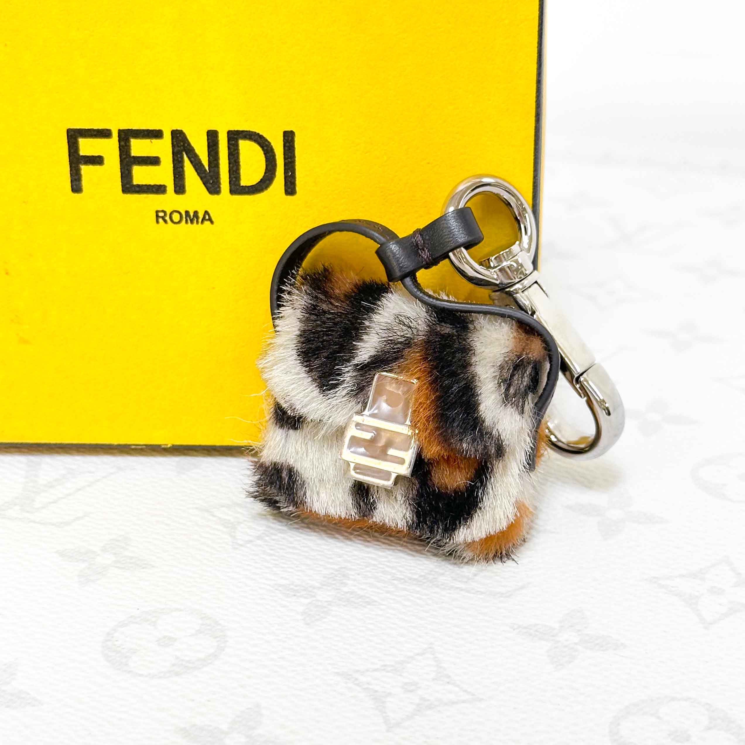 99新 FENDI/芬迪 黑白棕三色拼色毛绒包挂三花挂件包
