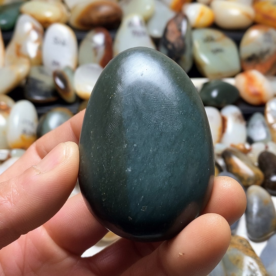 和田玉颈饰未镶嵌沙枣青手把件