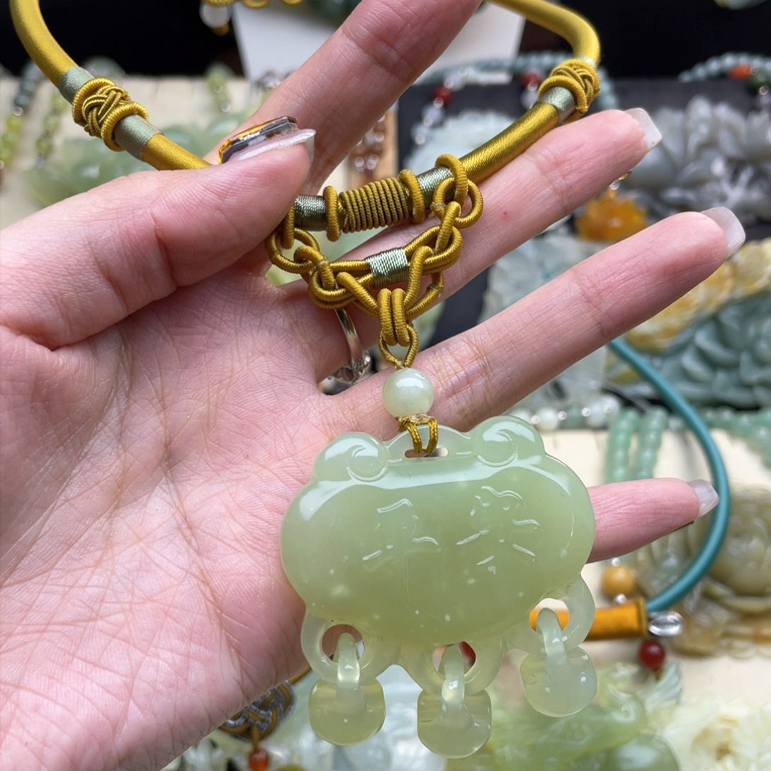 蛇纹石玉颈饰未镶嵌