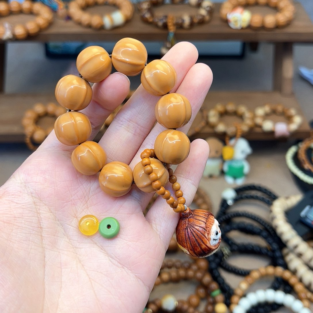 猴头核桃手串社****）做成手持加两个隔片