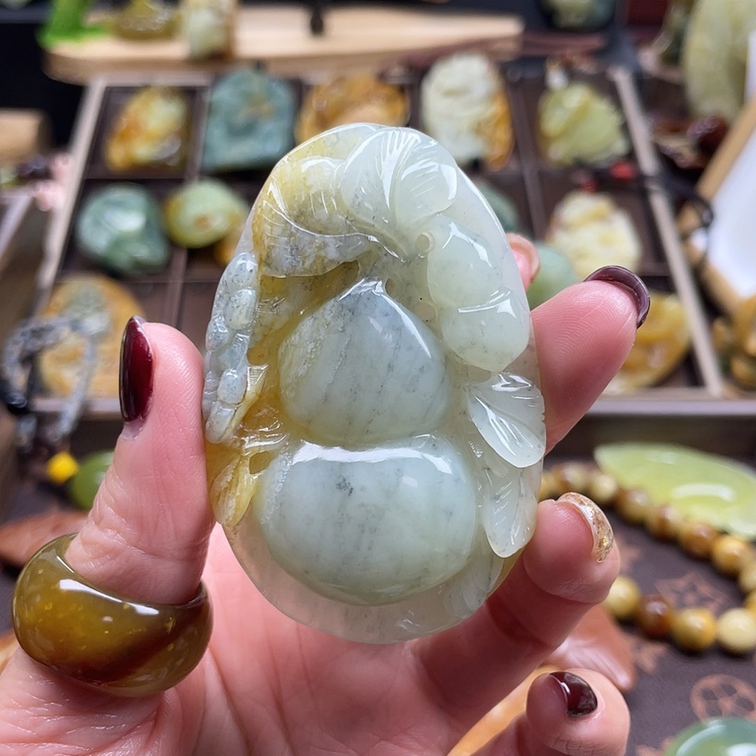 蛇纹石玉颈饰未镶嵌花玉葫芦