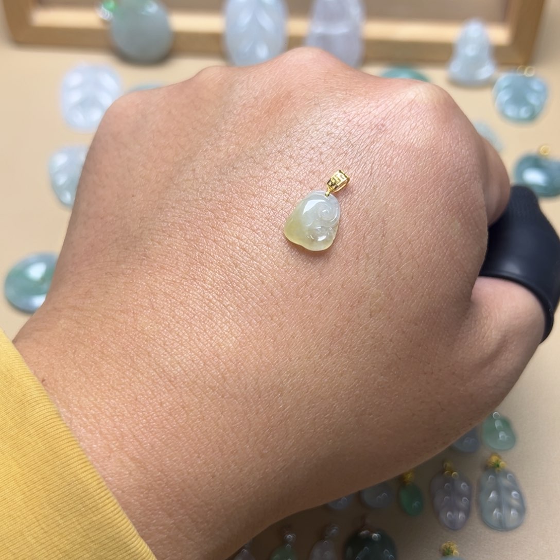 翡翠颈饰18K金镶嵌如意