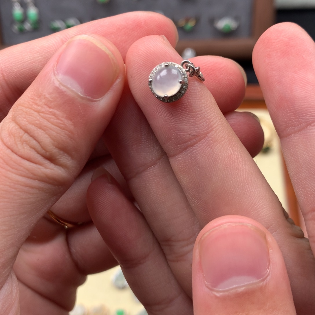 C***y翡翠未镶嵌颈饰你是