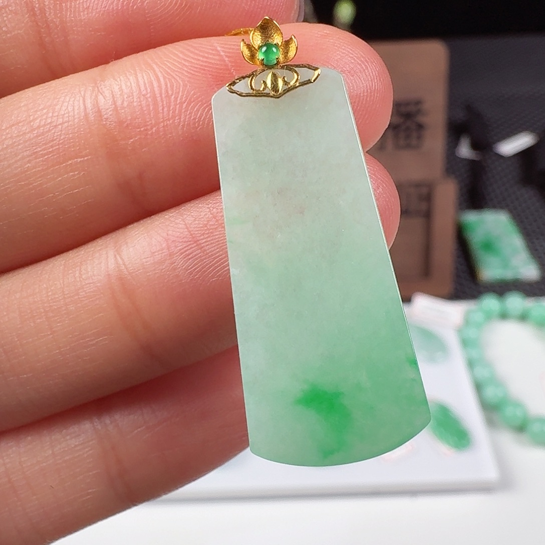 翡翠18K金镶嵌颈饰