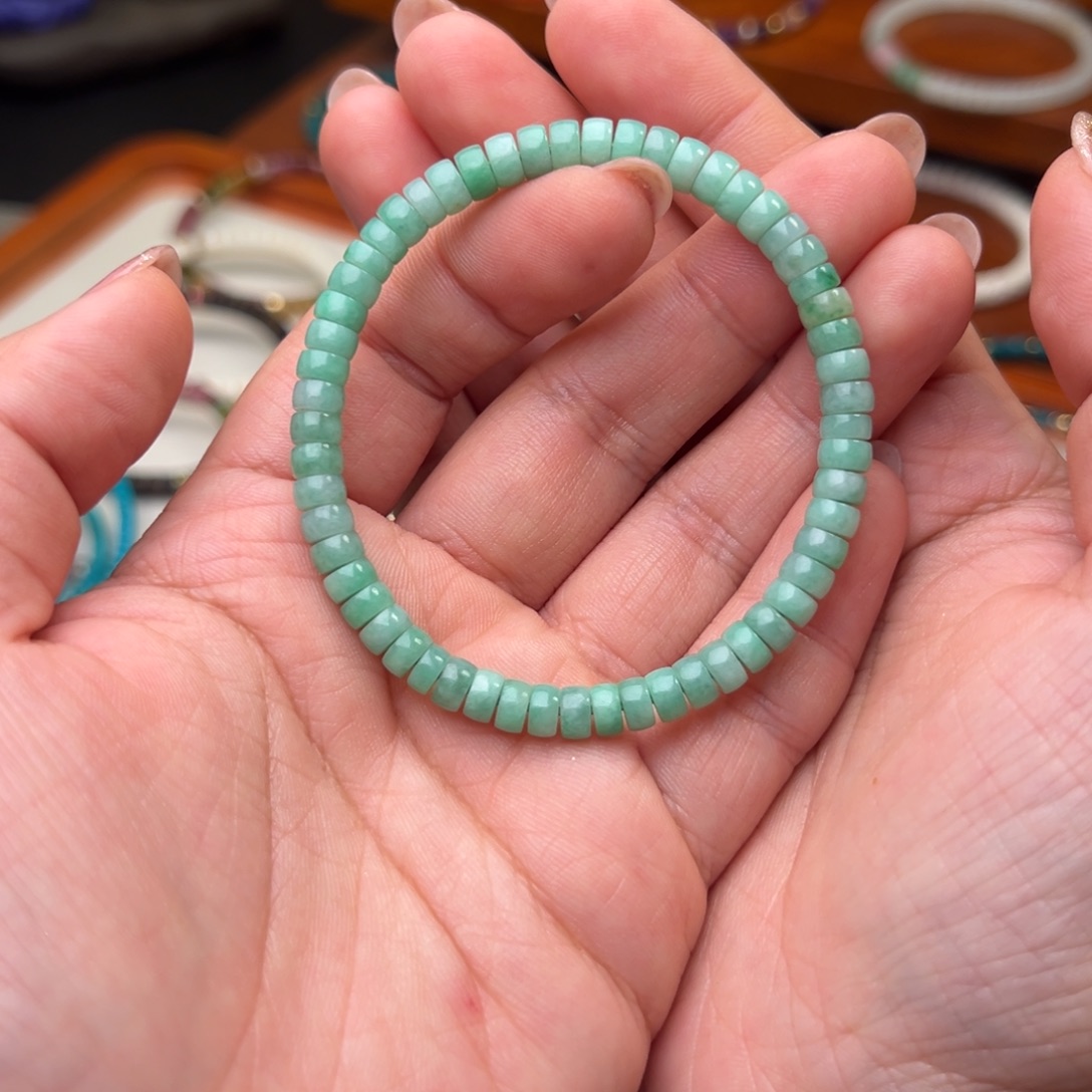 郑***。翡翠未镶嵌手链男女