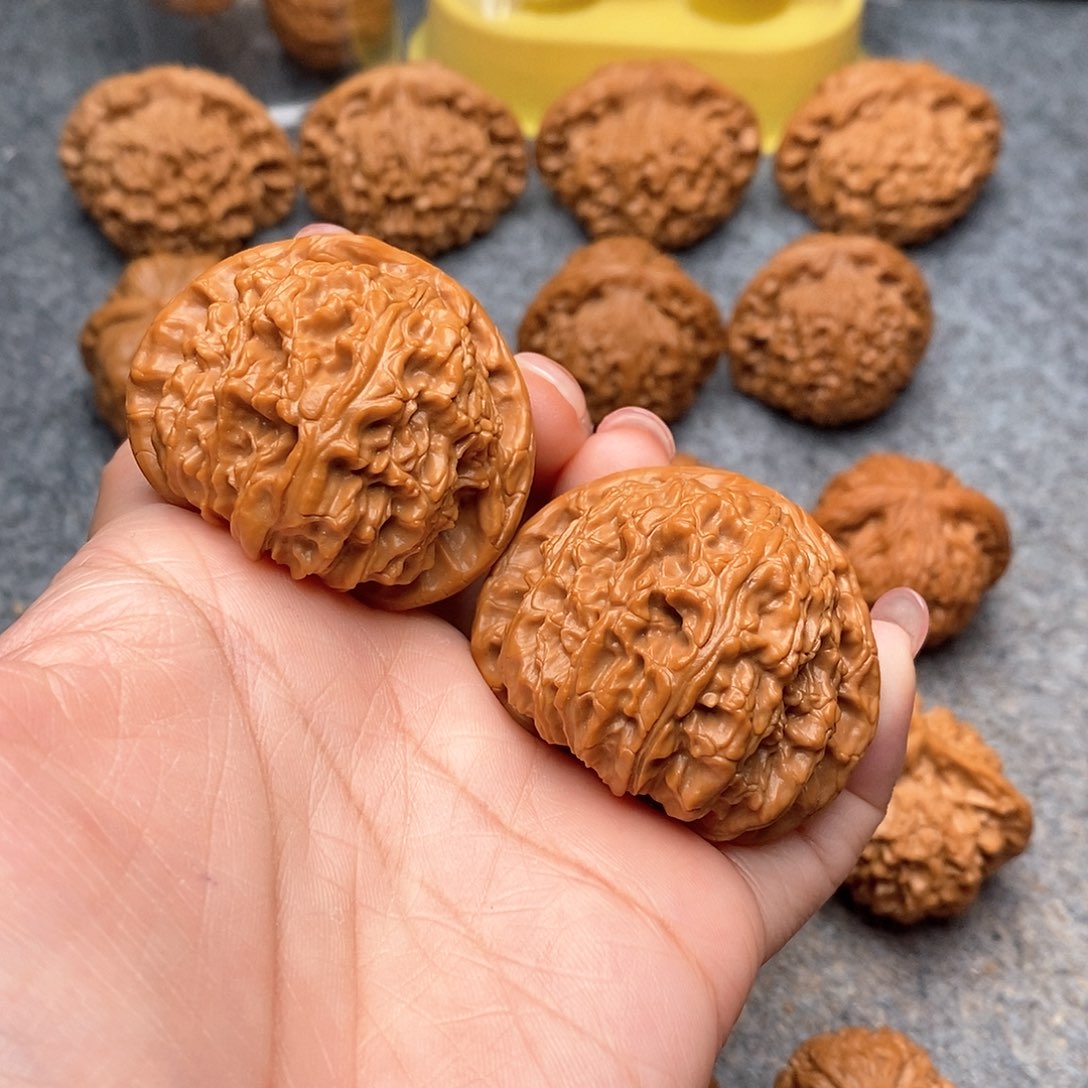 文玩核桃把件嘎****坦精品白狮子球白46