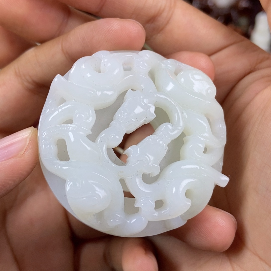 和田玉未镶嵌把件盛**龙